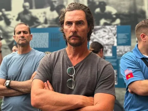 Nam tài tử "quyến rũ nhất hành tinh" Matthew McConaughey thăm Di tích Nhà tù Hỏa Lò