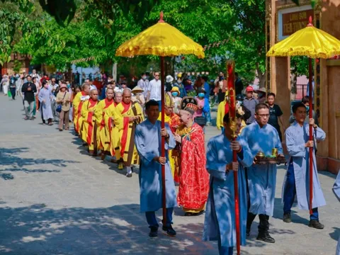 Hàng nghìn Phật tử dự lễ vía Quán Thế Âm Bồ Tát tại núi Bà Đen