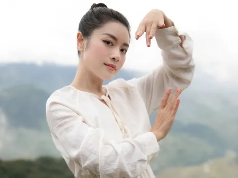 Quán quân Sao Mai Thu Hằng gây bất ngờ với "Hoa ban về"