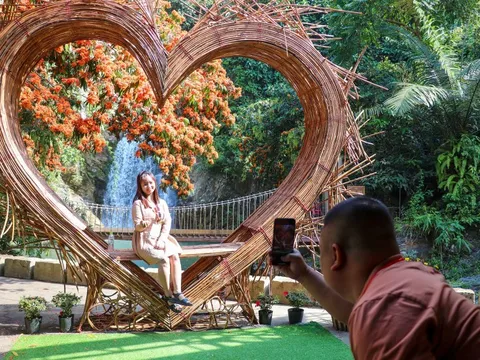 Hàng trăm du khách tham dự lễ hội mùa xuân ở Đông Giang