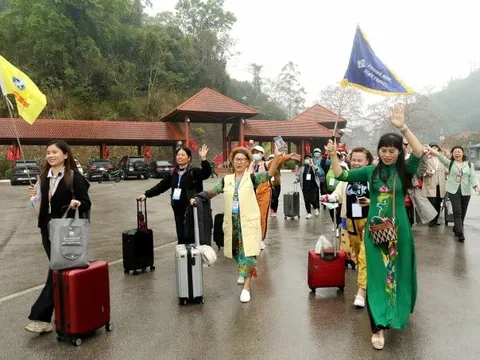 Việt Nam đón đoàn hơn 120 khách Trung ngày đầu mở tour