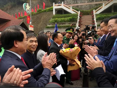 Đón đoàn khách du lịch Trung Quốc đầu tiên qua cửa khẩu Hữu Nghị sau dịch COVID-19