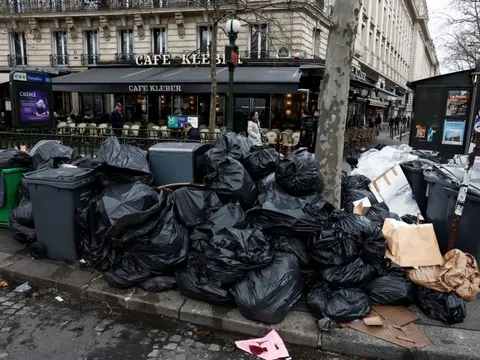 Paris ngập trong 5.400 tấn rác