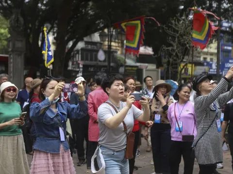Khách Trung Quốc ăn bún chả Obama, thăm Văn Miếu
