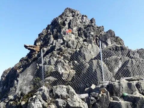 Khách Tây bị ngã khi chụp ảnh ở 'mỏm đá tử thần Hà Giang'