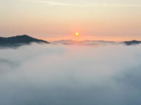 Đón bình minh huyền ảo trên đỉnh Trường Sơn Đông