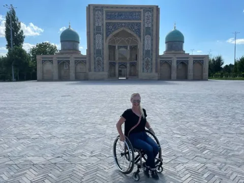 Ngồi xe lăn lập kỷ lục đi khắp thế giới một mình