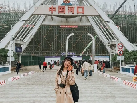 5 tiếng xếp hàng để sang chơi Hà Khẩu ngày cuối tuần