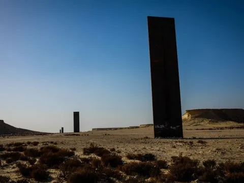 Những khối kim loại khổng lồ giữa sa mạc