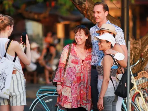 Nhiều người xin visa Việt Nam buộc phải qua dịch vụ