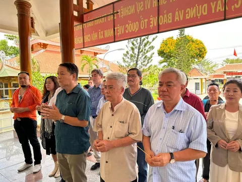 Văn nghệ sĩ đi thực tế sáng tác "Nghĩa tình Nhà Bè"