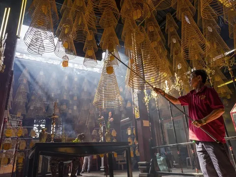 Hàng trăm vòng nhang 'không bao giờ tắt' trong ngôi chùa cổ miền Tây
