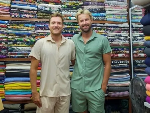 Khách Tây trải nghiệm may đo siêu tốc ở Hội An