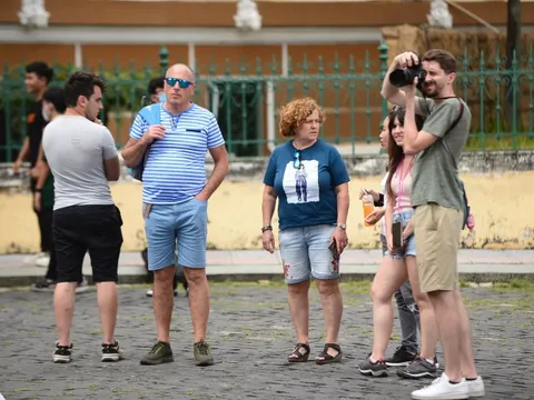 Mở cửa đón du khách quốc tế