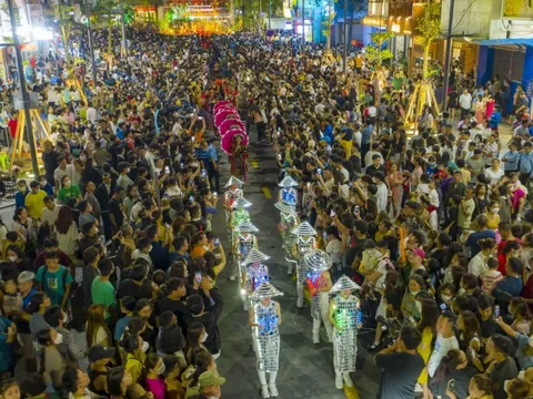 Nghìn người chen chân tại phố đi bộ trăm tỷ ở Huế