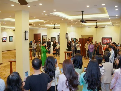 Hoa hậu Ngọc Hân tưởng niệm 20 năm ngày mất danh họa Bửu Chỉ