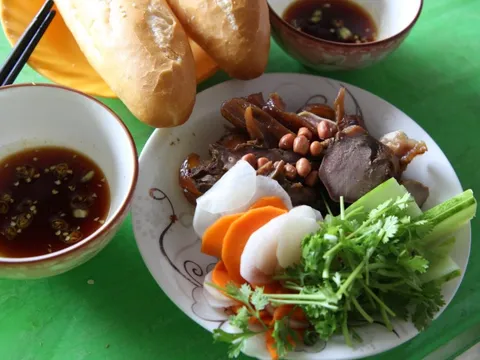 Phải lòng phá lấu heo Kê Gà