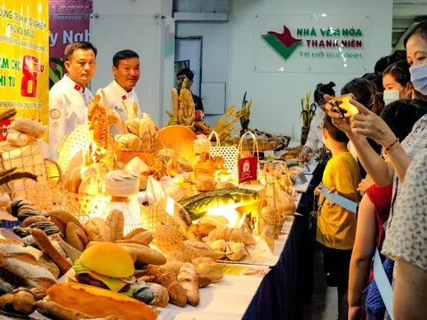 Xếp hàng mua bánh mì gia truyền ở TP.HCM