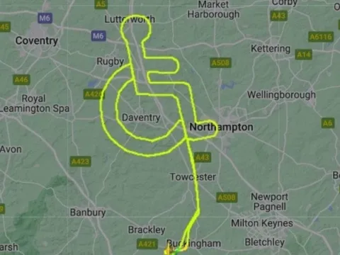 Phi công khuyết tật 'vẽ' xe lăn trên bầu trời