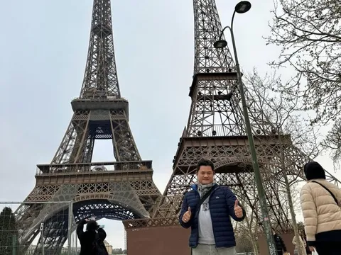 Hai tháp Eiffel cùng xuất hiện ở Paris