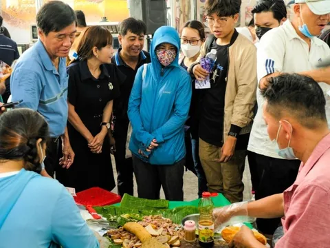 Xếp hàng hơn 20 phút cho một ổ bánh mì ở TP.HCM