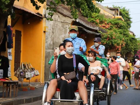 Du khách phải mua vé vào phố cổ Hội An