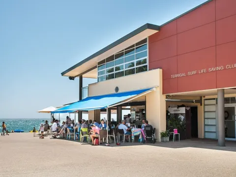 CLB lướt sóng gây tranh cãi vì cấm khỏa thân