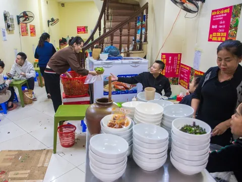 Hàng bún ốc vị truyền thống luôn đông khách ở phố cổ