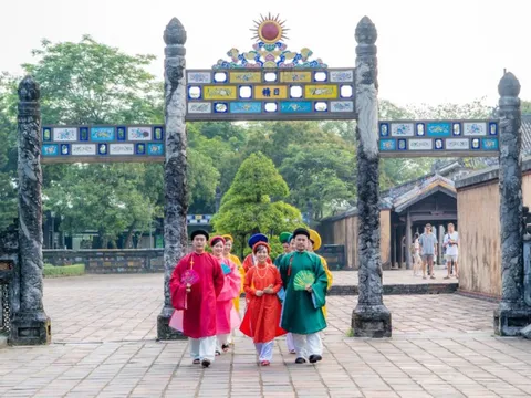 Đến Huế chụp ảnh với áo dài cổ