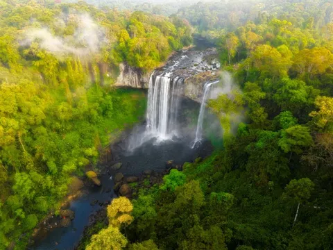 Thác nước đẹp ngoạn mục giữa đại ngàn Gia Lai