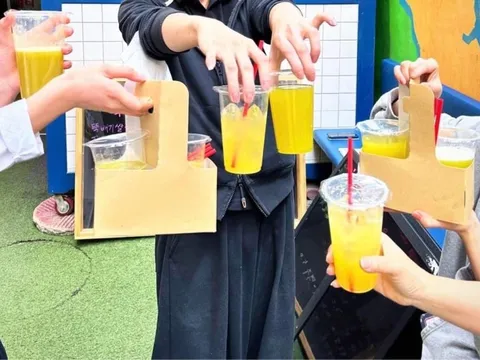 Khách xếp hàng mua nước mía ở Hàn Quốc