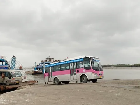 Mở tuyến xe buýt từ bến phà vào đảo Cát Bà