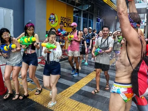 Du khách đổ xô xuống phố dự Tết té nước ở Bangkok
