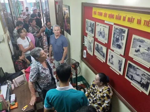 Khách Tây chuộng tour khám phá lịch sử TP HCM