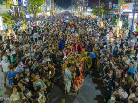Hai khu phố đi bộ sôi động về đêm ở Huế