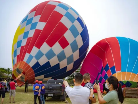 Ngắm vẻ đẹp xứ Huế từ khinh khí cầu