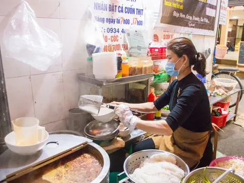 Hàng bún gốc cây si nổi tiếng với món cá cuốn thịt