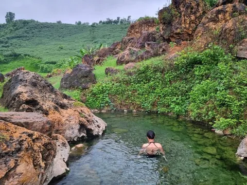 Cắm trại tắm suối nước nóng tự nhiên ở Bản Mạc