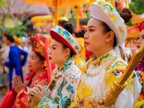 Hàng chục thuyền rồng cung rước Thánh Mẫu ở lễ hội điện Huệ Nam