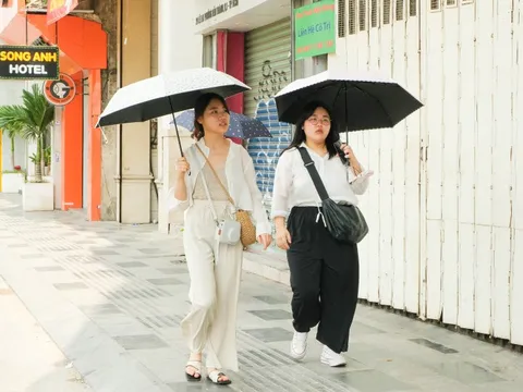 Khách nước ngoài tìm mọi cách để tránh nắng ở TPHCM
