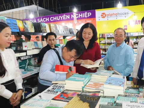 Phố đi bộ lớn nhất Bình Dương đang diễn ra sự kiện hấp dẫn người đọc