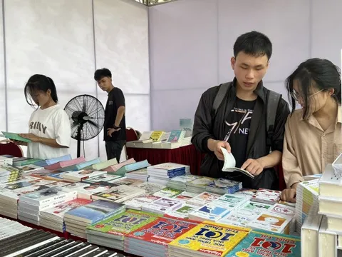 Giúp con hứng thú đọc sách