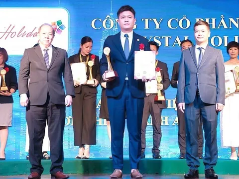 Crystal Holidays được vinh danh Top 10 Thương hiệu mạnh ASEAN 2023