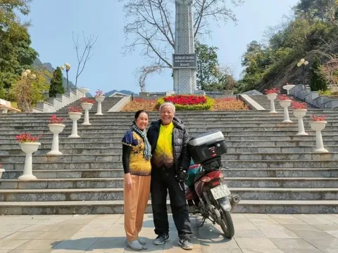 Vợ chồng U70 hai tháng đi khắp Việt Nam bằng xe máy