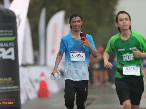 Chàng trai đạp xe xuyên Việt kết hợp chạy bộ