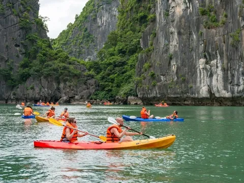 Du khách gặp sự cố phao tại vịnh Lan Hạ