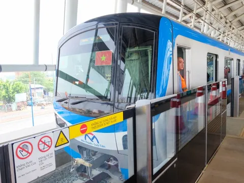 Ngắm TP.HCM trên cao từ tàu metro số 1