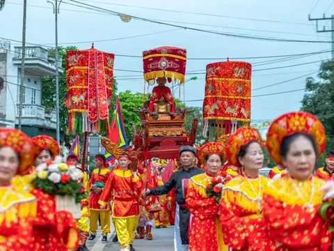 Đoàn rước Đức Thánh Trần dài gần 3 km tại lễ hội Bạch Đằng