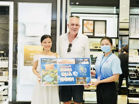 Hơn 30.000 quà tặng mua sắm, ẩm thực tại sân bay Tân Sơn Nhất