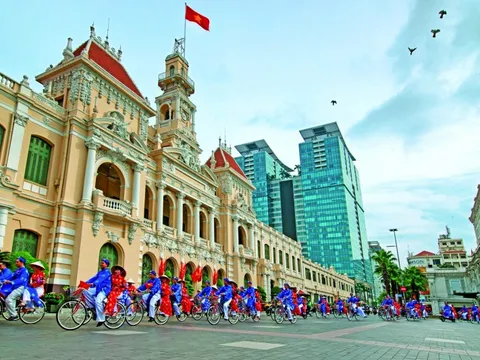 Saigontourist Travel thân tặng chương trình tham quan trụ sở HĐND và UBND TP HCM